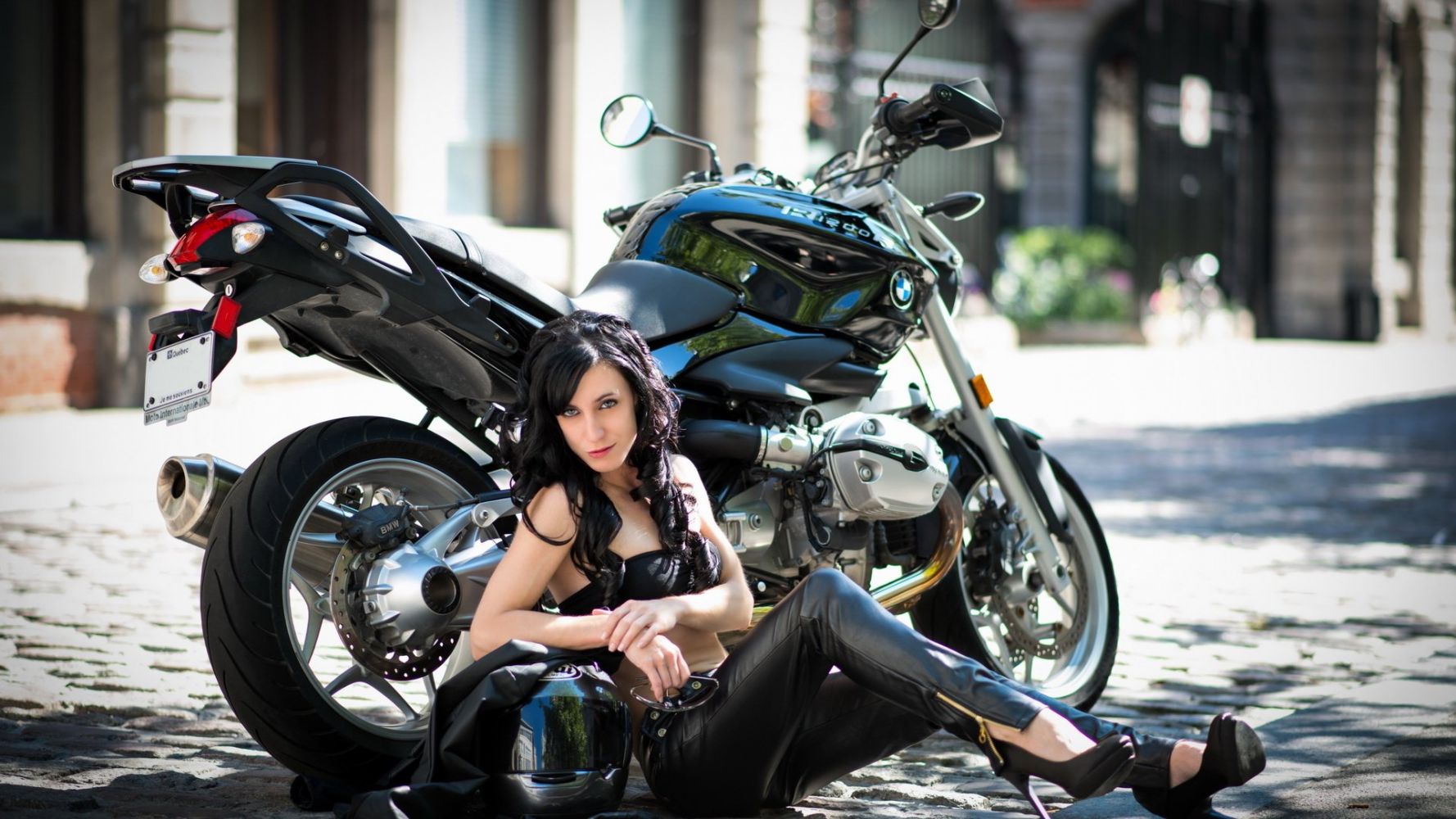 Fresh photos, fresh mood — European women on bikes online in Shenzhen