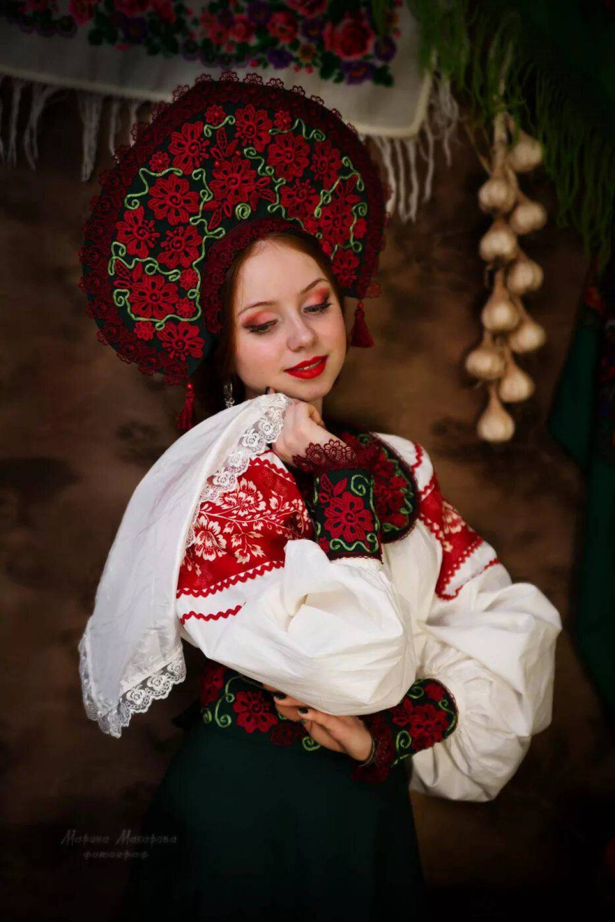 Take a pause and enjoy Women in Slavic costumes — streaming from Shenzhen